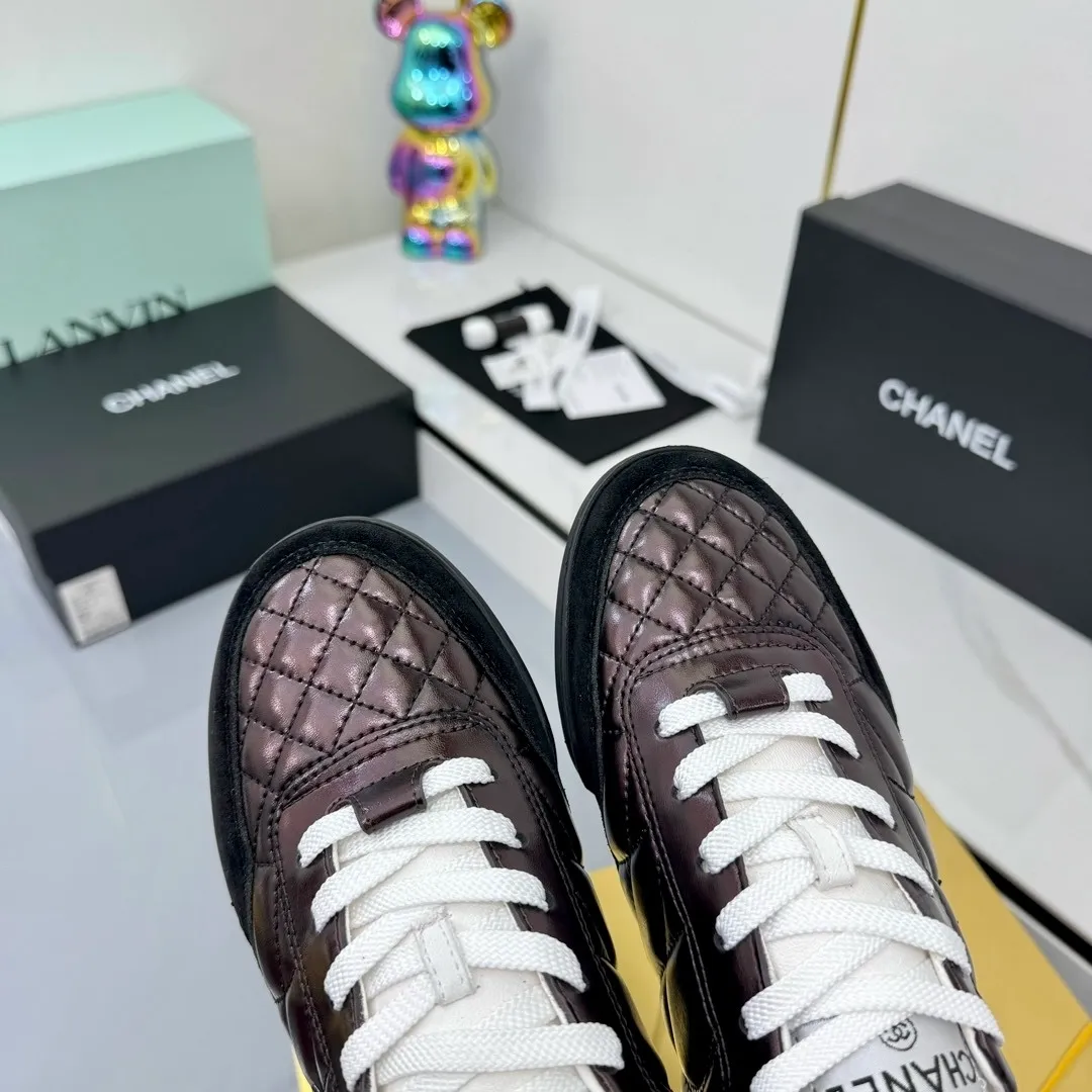 👟👟Ex-factory price 620👟👟 Top version Chanel Chanel - 2025 counter top casual sports shoes This sneaker is a classic design; the upper is electro-embroidered with a variety of techniques; the outsole is fashionable and sporty; it is extraordinary and incorporates a variety of color matching elements... The diversified mix and match is very beautiful and versatile, and can be used for leisure, fashion, sports and outdoor... ꫛꫀꪝ Go➫ Material: ❶Upper is made of: original cowhide ❷Inner lining is made of: original imported sheepskin ❸Outsole is based on: original TPU combination outsole Special counter boutique packaging complete set for women 35–41